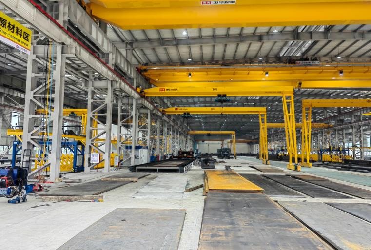 Plate storage and production bays served by overhead travelling cranes