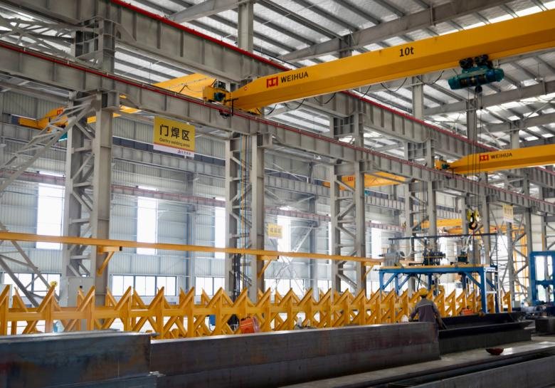 Production bay with overhead travelling cranes spanning the full width