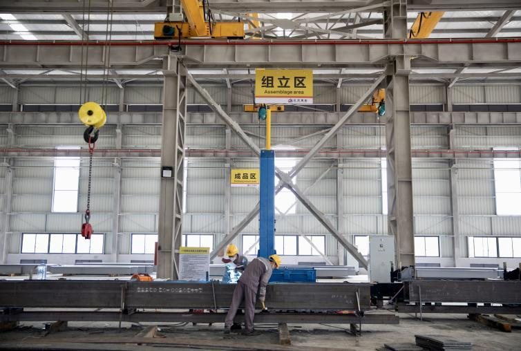 Assembly and welding area beneath an overhead travelling crane