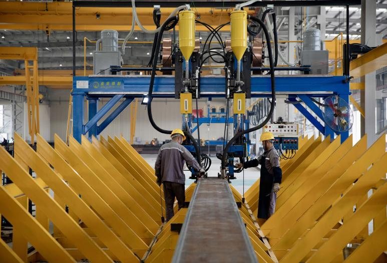 Assembly jigs holding long steel members during fit-up